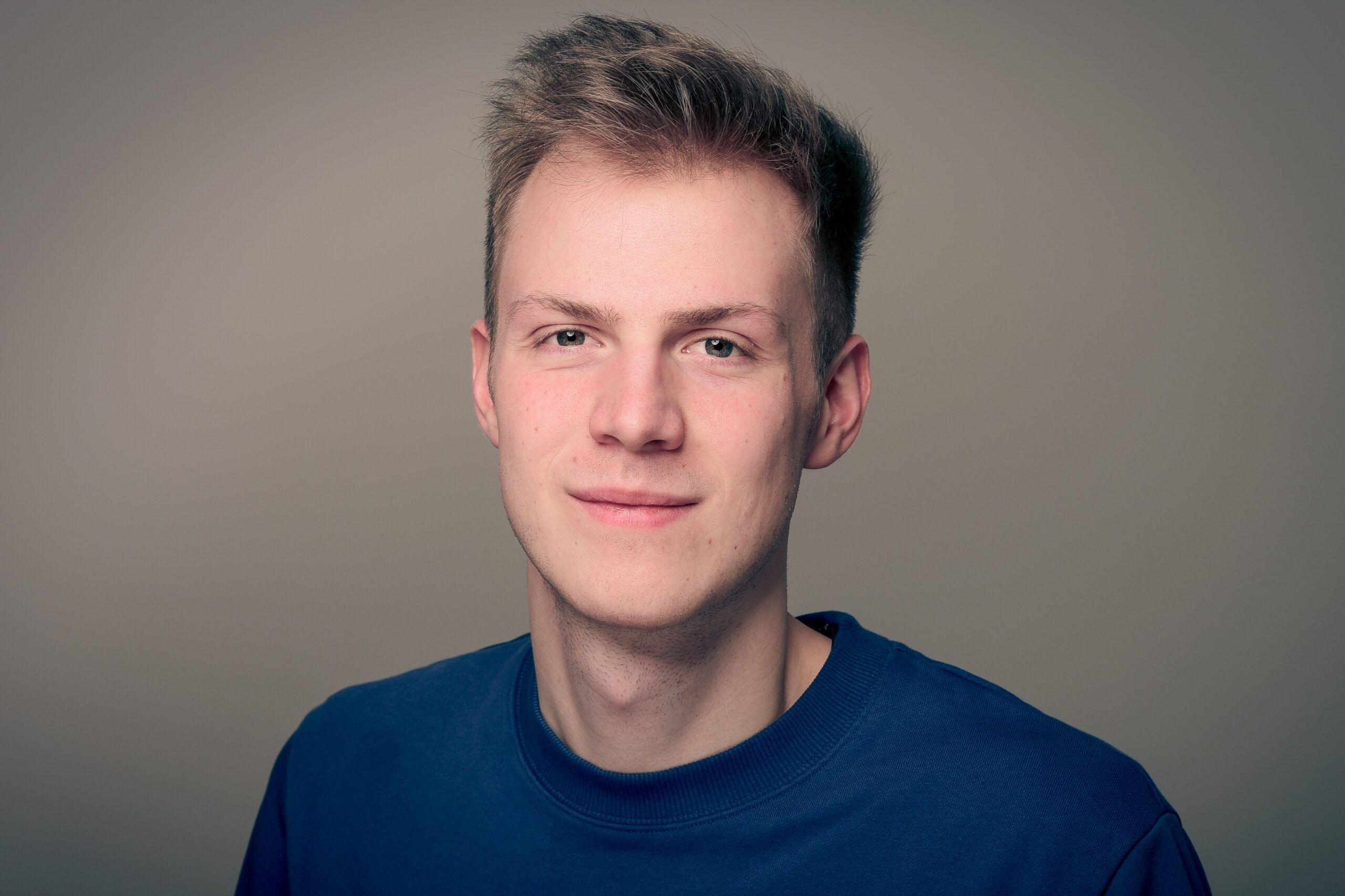 A portrait of Luiz Wille ( male)