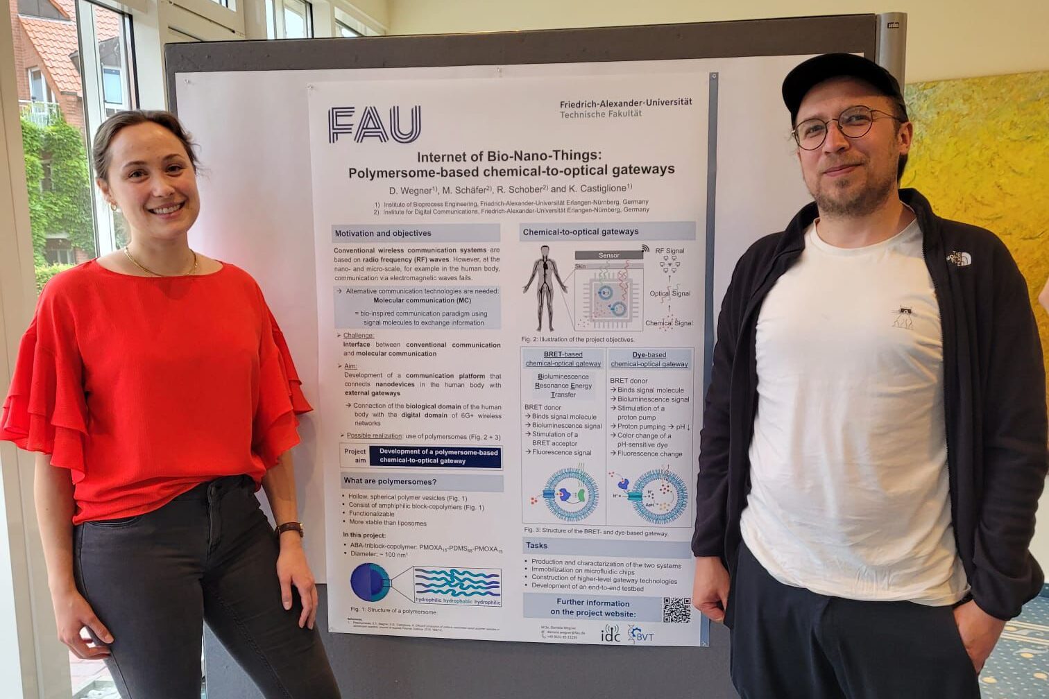 Daniela Wegner & Dr.-Ing. Maximilian Schäfer in front of their poster