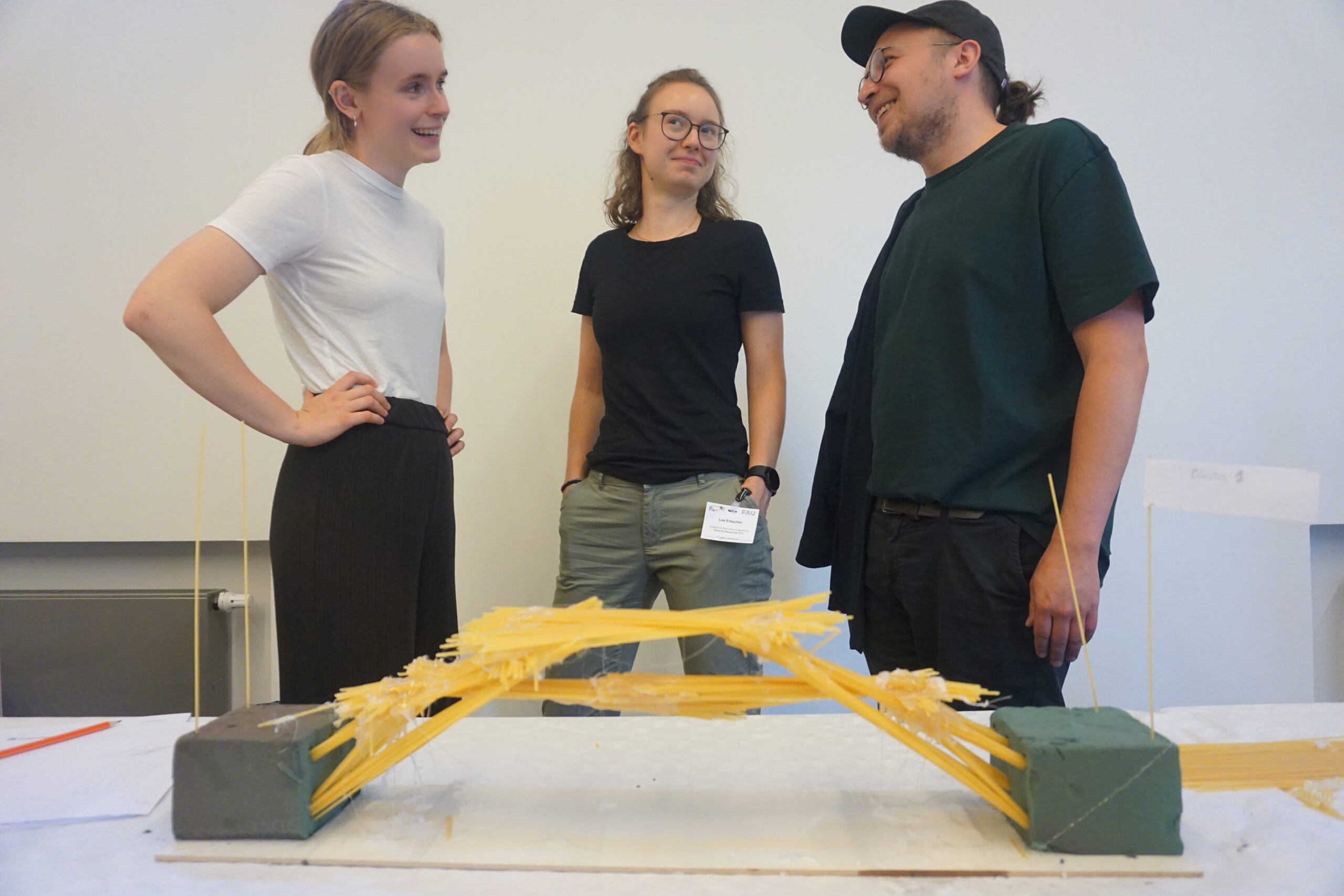 Teena tom Dieck, Lea Erbacher, Maximilian Schäfer with their spaghetti bridge