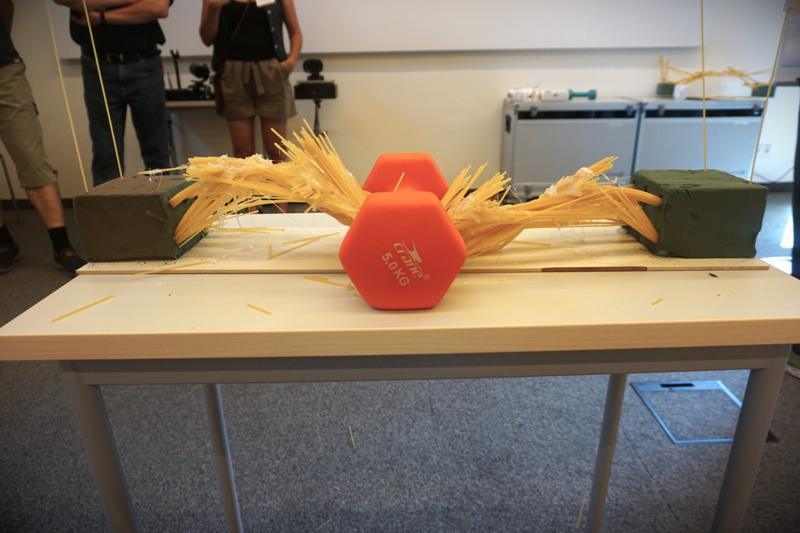 Spaghetti bridge brocken under a 5 kg dumbell