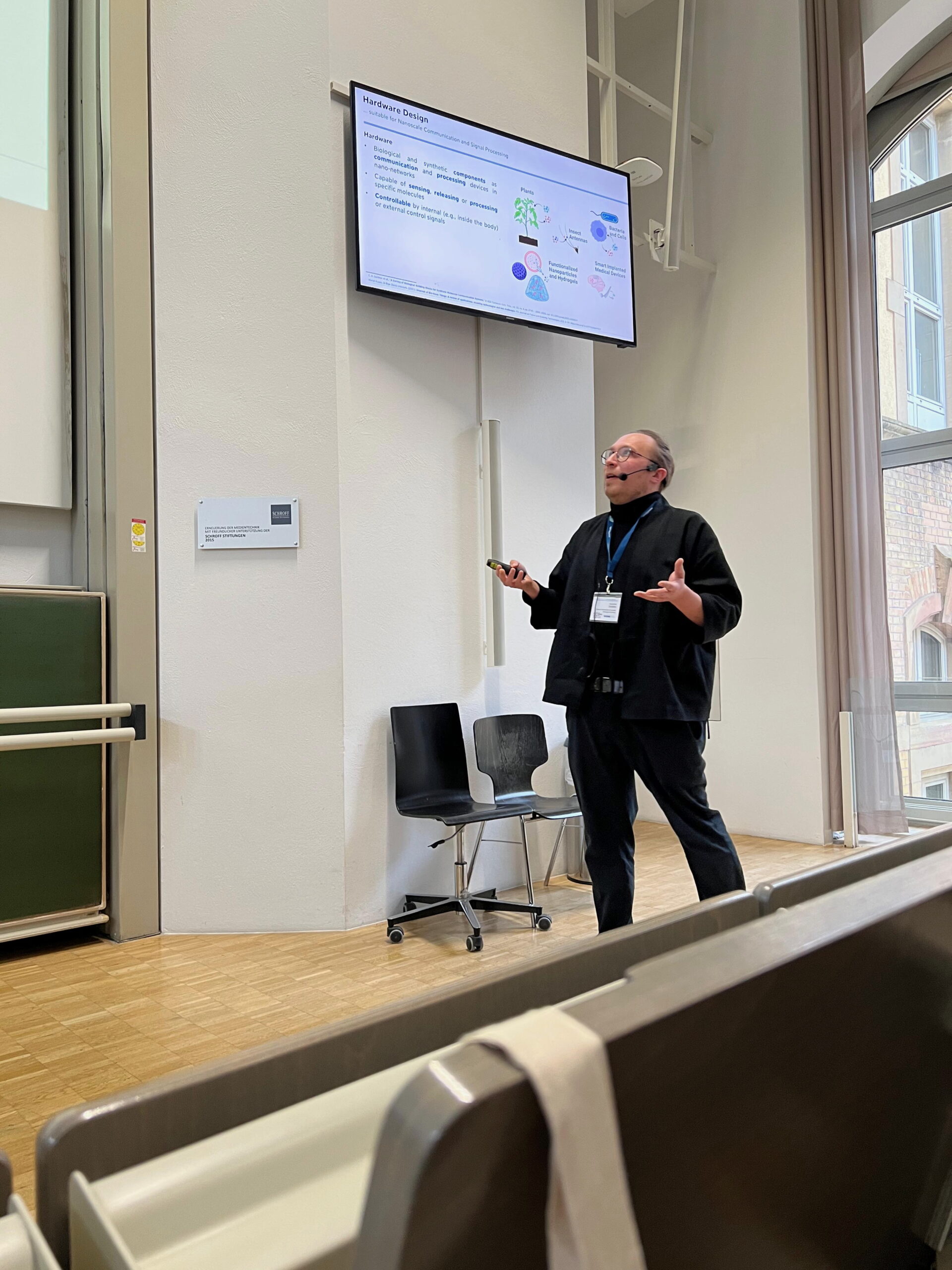 Maximilian Schäfer during the tutorial on molecular communication