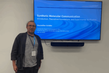 Maximilian Schäfer (male) in front of his title slide at the seminar in Lisabon